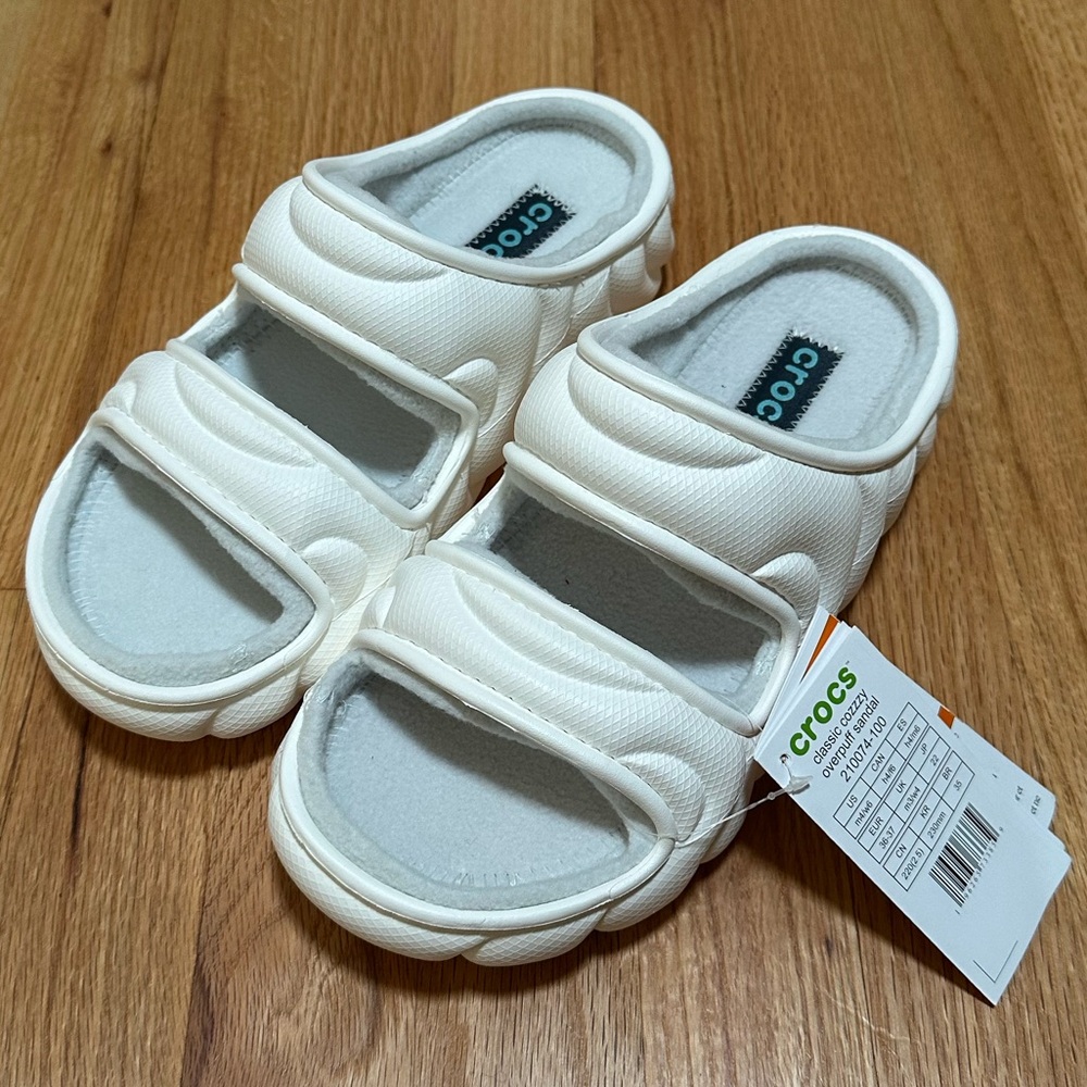 NWT Crocs White Classic Cozzzy Overpuff Sandal